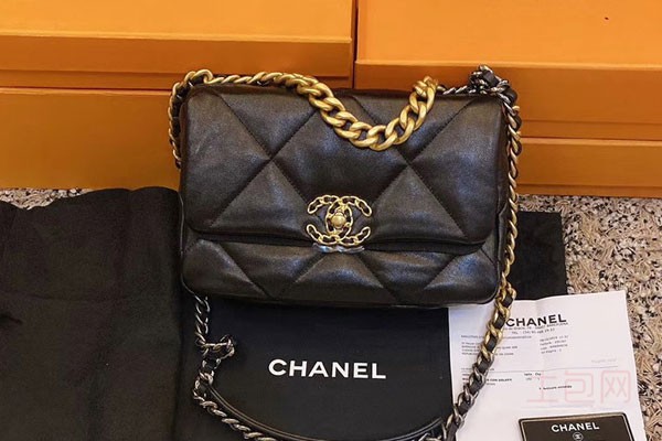 香奈儿黑金款Chanel 19包包外观展示