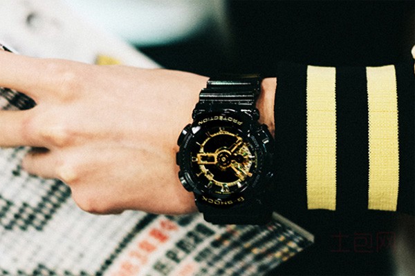 卡西欧g-shock漫威黑金防水男表佩戴图